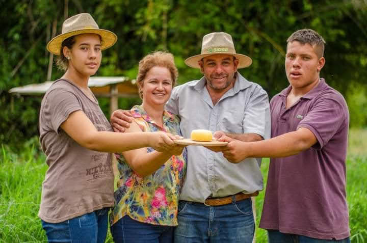 Produtor do PR conquista prata em concurso de queijo na França. Veja entrevista