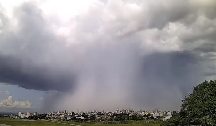 Temporal com chuva de granizo causa danos em Belo Horizonte