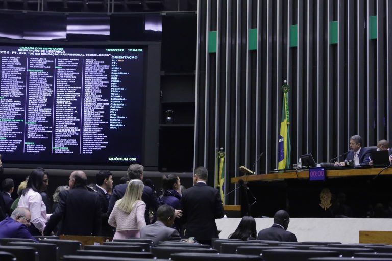 Câmara vota hoje teto para ICMS sobre combustíveis