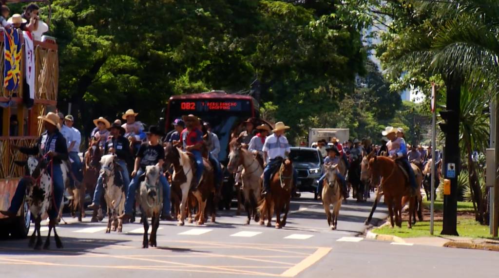 Após 10 anos, famílias participam de cavalgada em Campo Grande