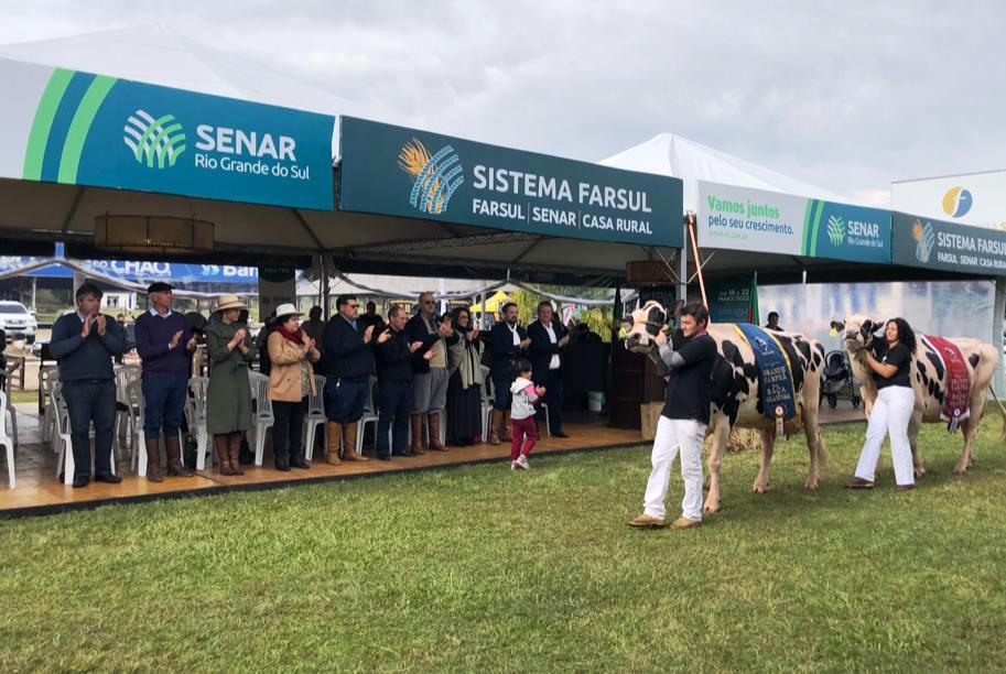 Expoleite termina com desfile de campeões de produtividade