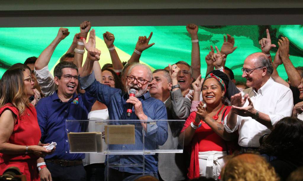 Lula é eleito presidente do Brasil com 50,83% dos votos