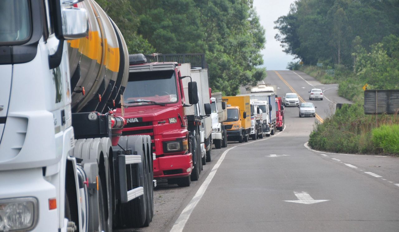 Greve dos caminhoneiros derruba previsão de crescimento do Brasil