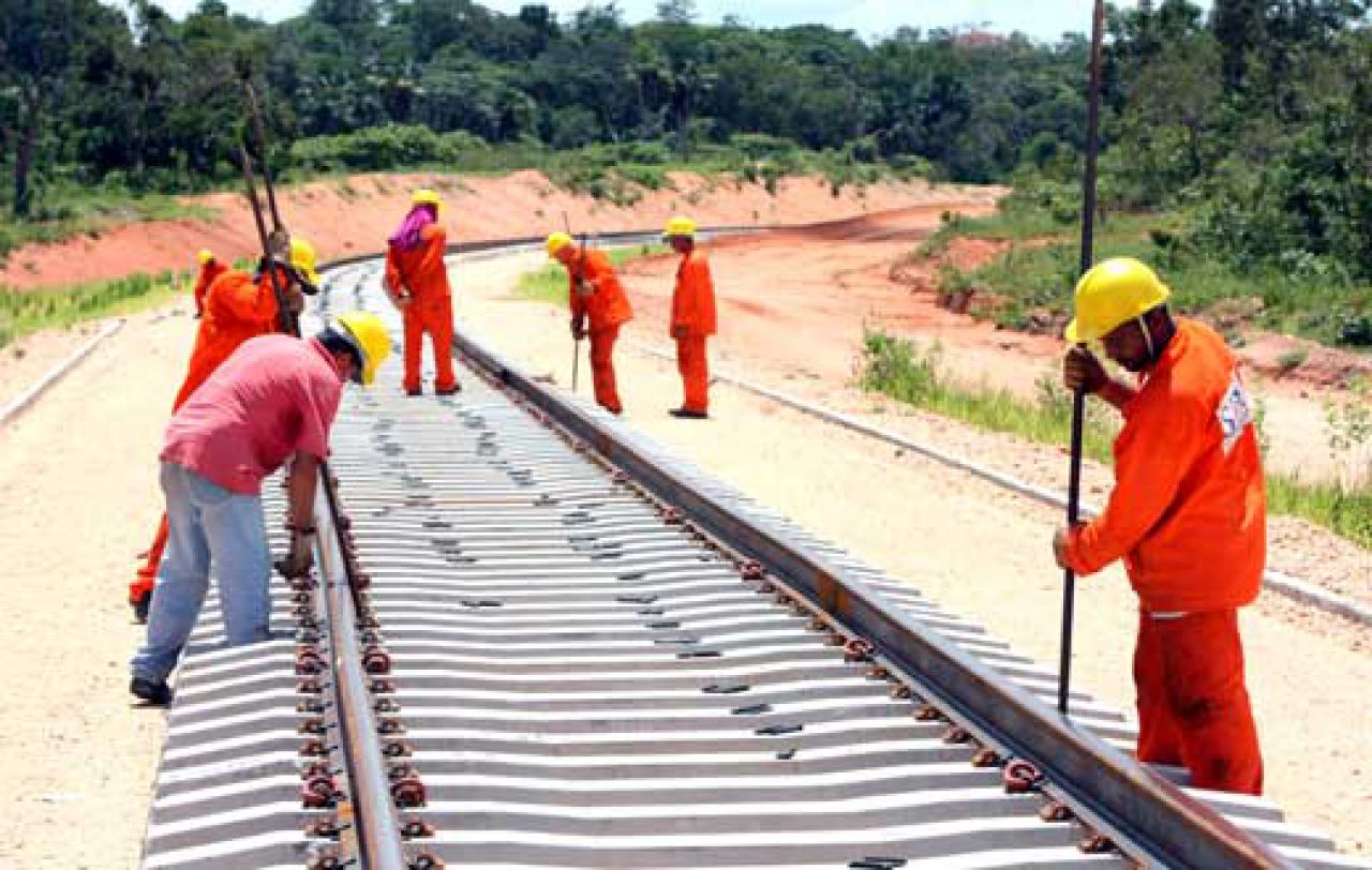 Governo anuncia investimentos na construção de ferrovia