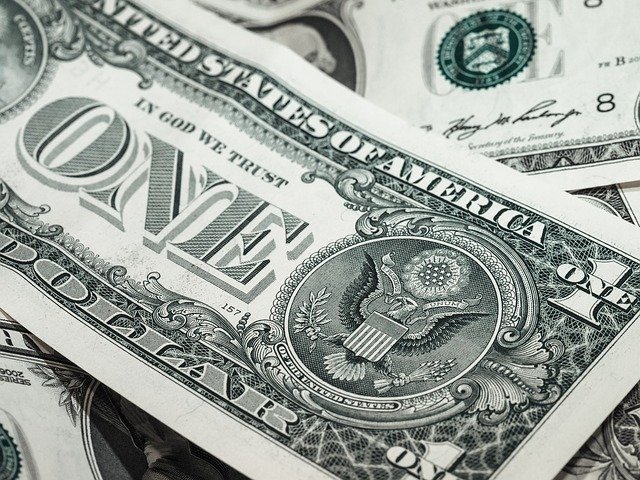 Dólar surpreende com novos recordes