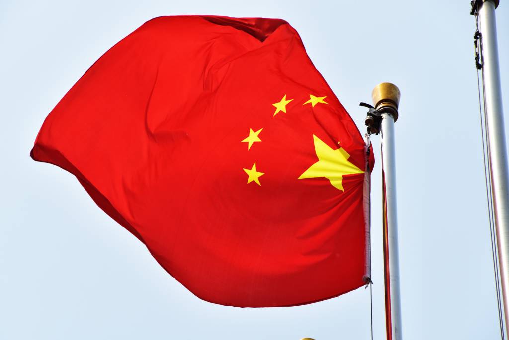 China notifica primeiro foco de gripe aviária no país, diz agência