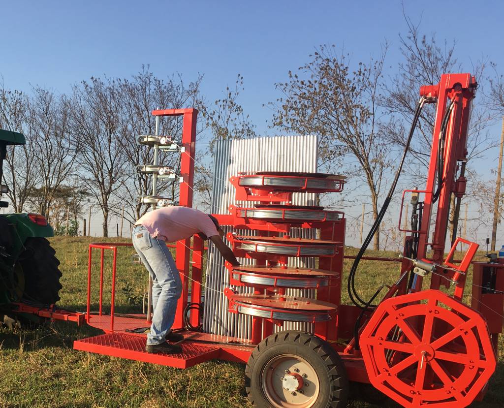 Belgo lança máquina para construção de cercas e tela Javaporco no Show Rural Coopavel