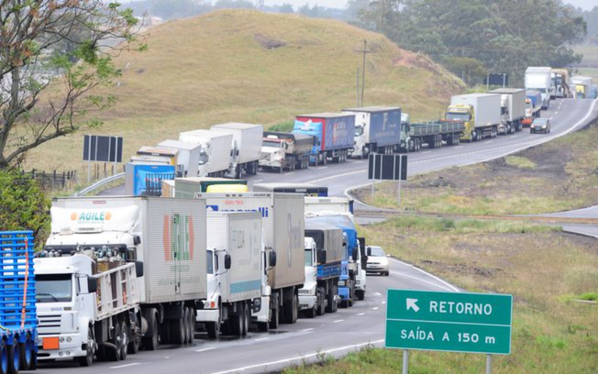 Greve dos caminhoneiros já provoca desabastecimento de produtos nas cidades 