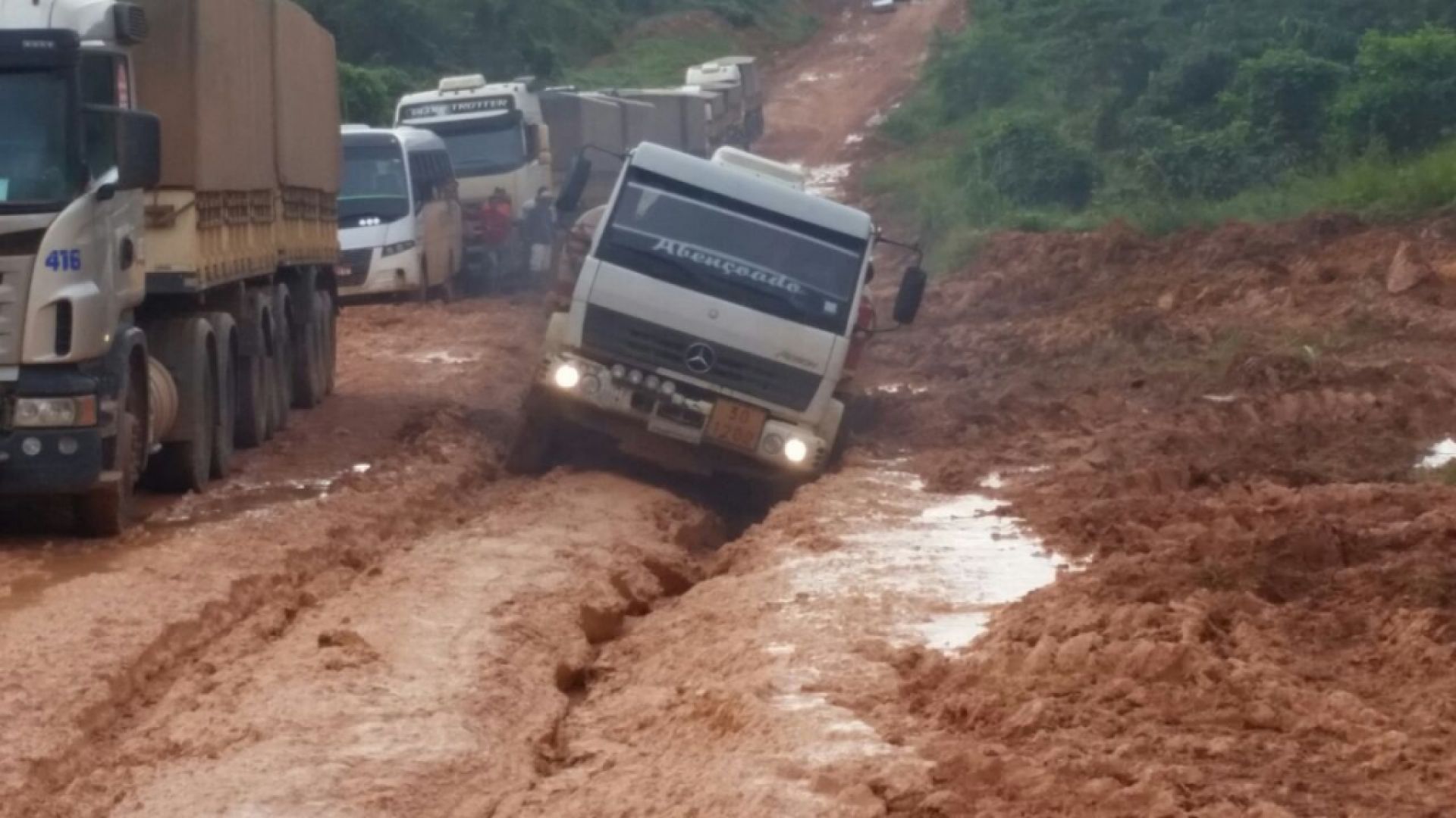 Chuvas e tráfego intenso de caminhões travam a BR-163 no Pará