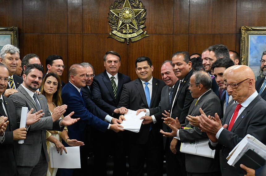 Presidente entrega pacote de propostas de emendas à Constituição para novas reformas
