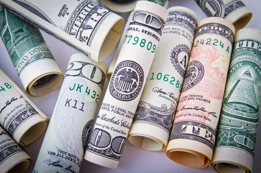Dólar recua frente ao real em última sessão de 2019, com volume menor