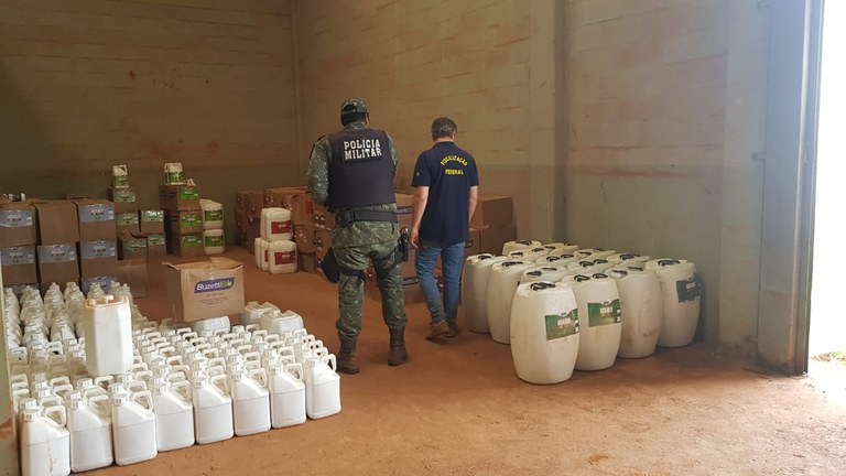 Fiscalização fecha empresa que produzia fertilizantes e defensivos agrícolas de forma ilegal
