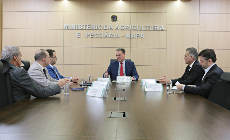 Ministro Carlos Fávaro recebe representantes da ABCZ e Aprosoja Brasil para diálogo sobre medidas de apoio aos produtores rurais
