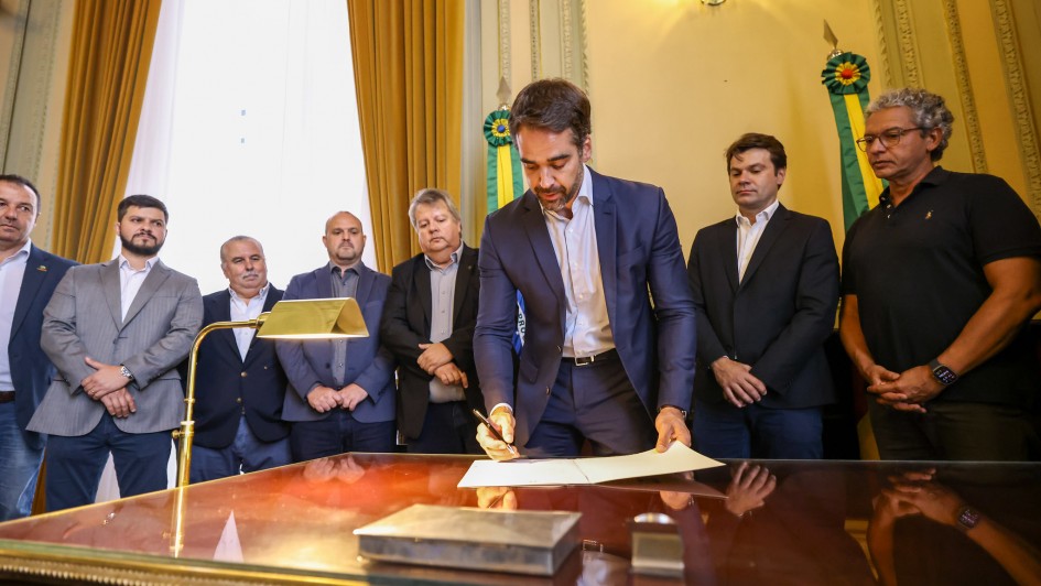 O governador Eduardo Leite sanciona projeto de lei que autoriza o uso da taxa orizícola do Irga para apoio e fomento ao setor