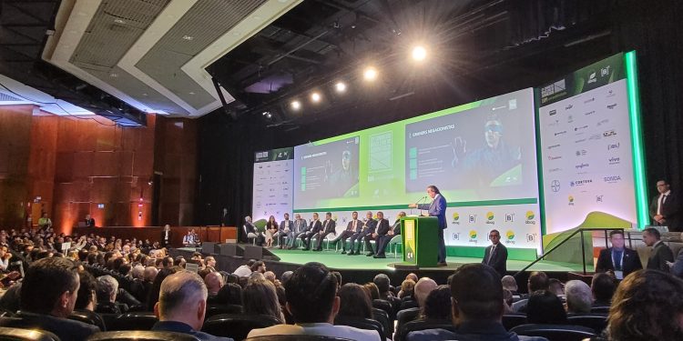 Presidente da Aprosoja Brasil diz que países devem se inspirar nas boas práticas do agro brasileiro