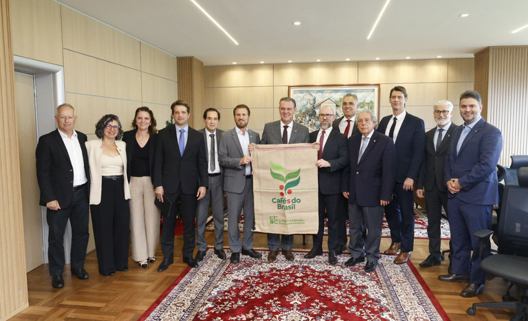 Ministro Fávaro recebe setor cafeeiro para alinhar estratégias de promoção internacional e financiamento da atividade