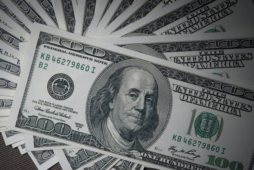 Dólar sobe ante real por cautela sobre tarifas dos EUA