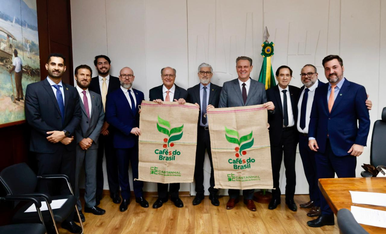Vice-presidente Alckmin e ministro Fávaro alinham avanços tarifários com setores de castanhas, café e carnes