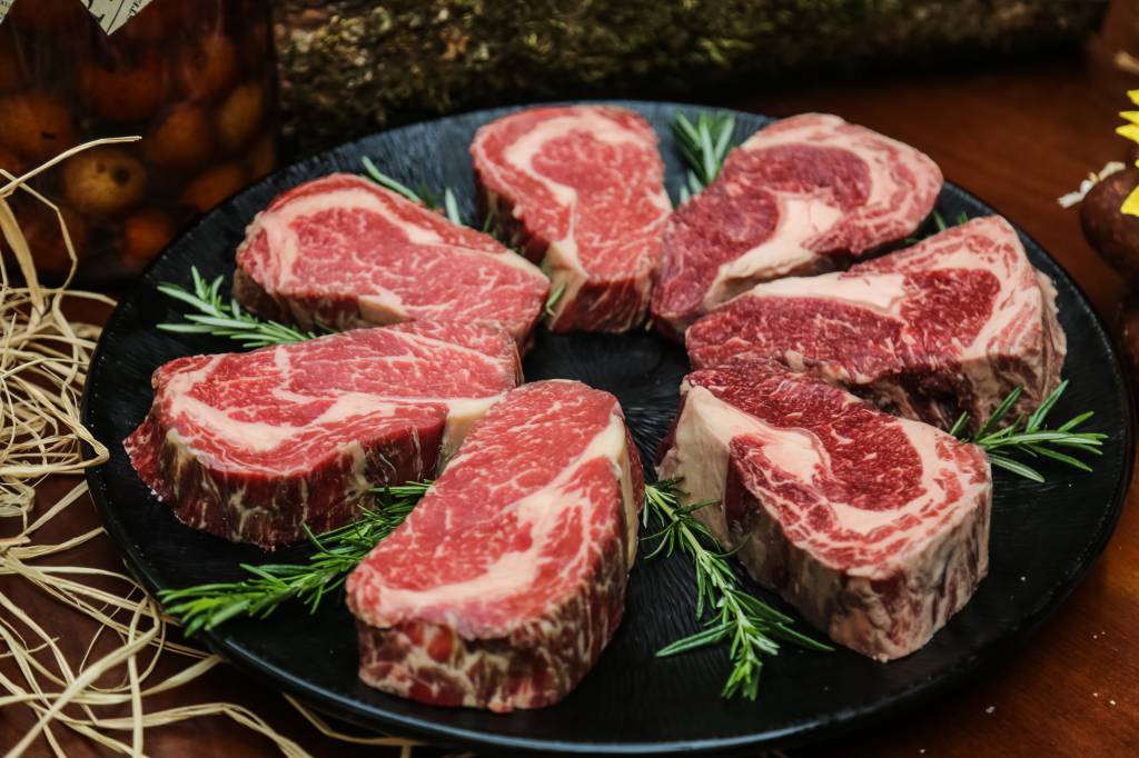 Anúncio de tarifa se junta ao fraco ritmo de venda interna das carnes; preços caem