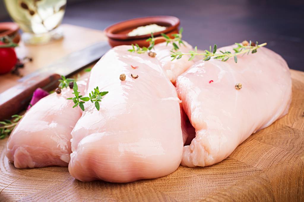 Preços da carne de frango seguem em queda, mas menos intensas que em junho