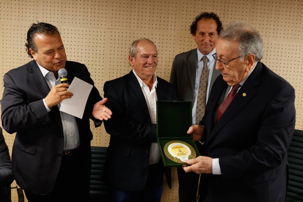 Presidente da CNA é homenageado pela Faesp em reconhecimento à sua liderança no agro