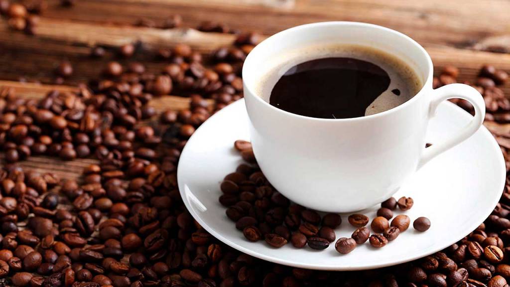 Clima frio e chuvas desaceleram colheita de café arábica no Brasil