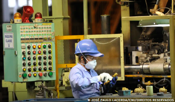 Produção industrial recua 0,4% em setembro, mostra IBGE