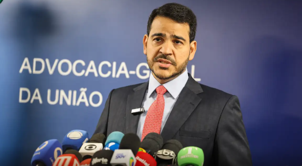 Lula indica Messias para vaga de Barroso no STF