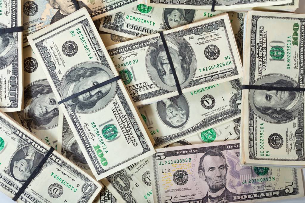 Moedas Globais: dólar sobe após dados firmes nos EUA ampliarem dúvidas sobre cortes do Fed