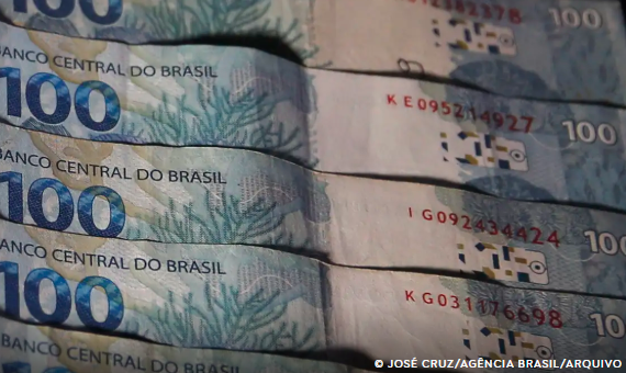 Confiança do consumidor cai 0,8 ponto em junho ante maio, para 85,9 pontos, afirma FGV