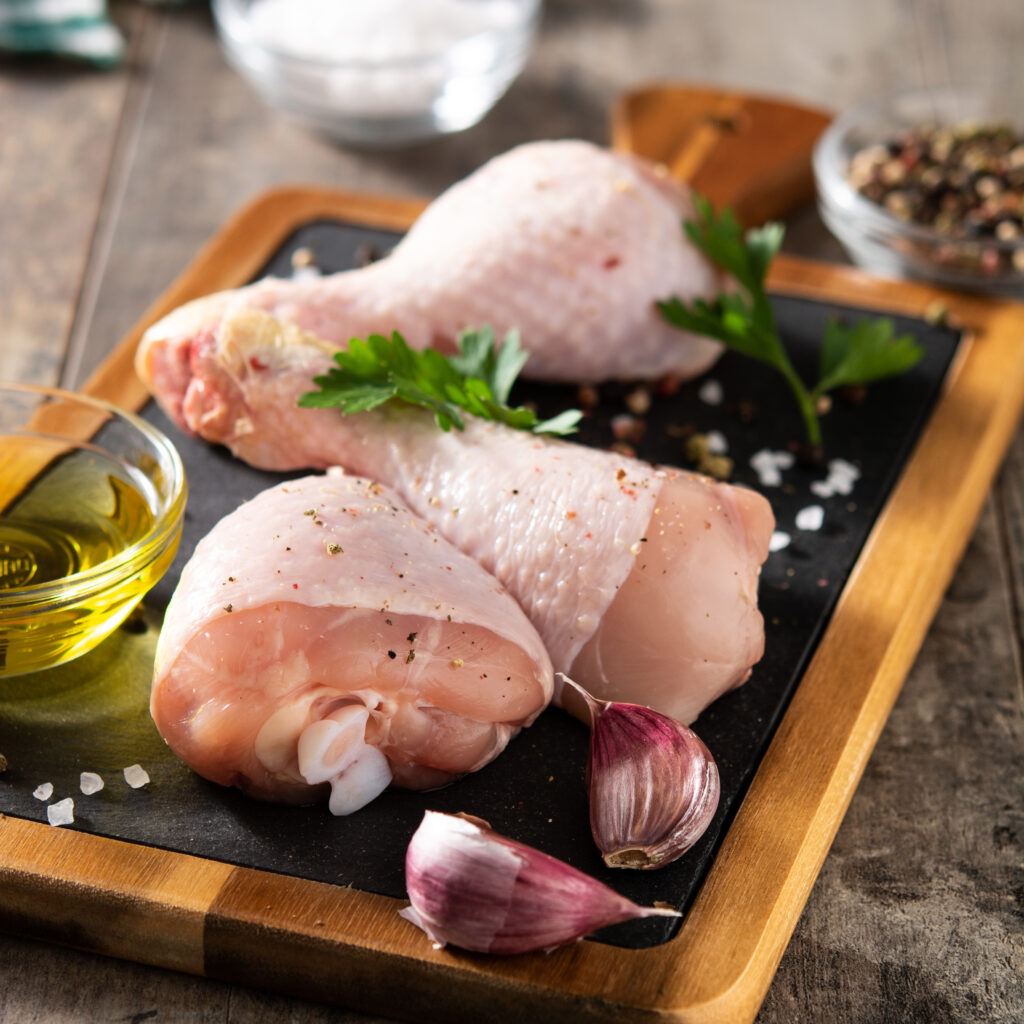 Exportações de carne de frango mantém estabilidade em abril, com crescimento no acumulado do ano