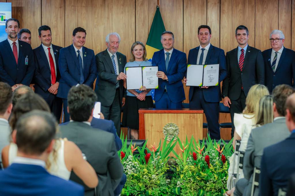 Governo federal assina contratos de concessão dos lotes 3 e 6 de rodovias do PR