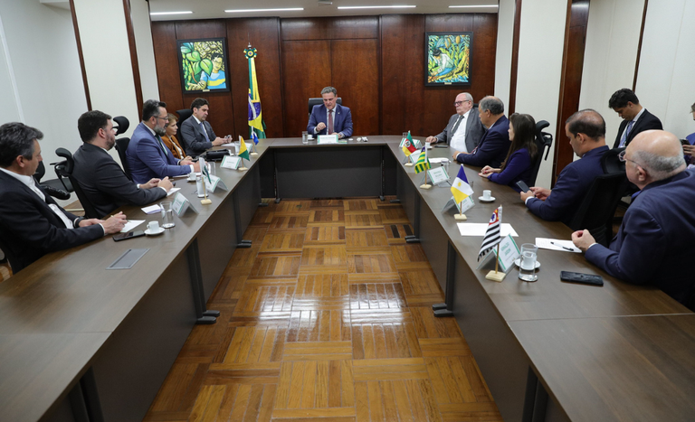 Ministro Carlos Fávaro se reúne com representantes da FPA para falar sobre as medidas de apoio aos produtores rurais