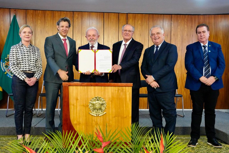 Governo amplia apoio a exportadores brasileiros, com devolução e desoneração de tributos