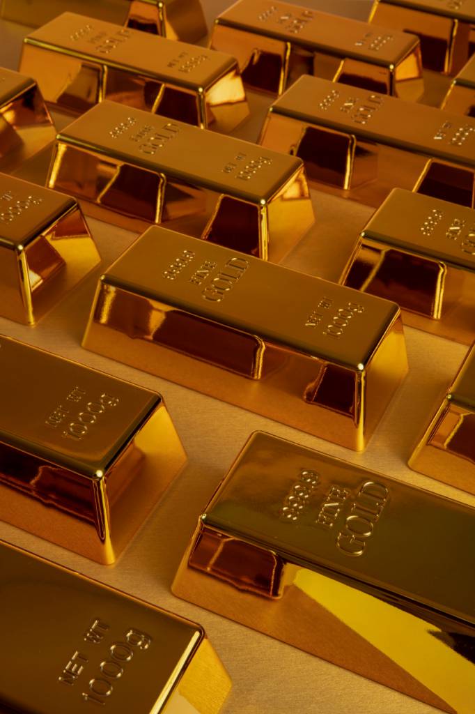Ouro fecha em alta impulsionado por dólar fraco, tensões geopolíticas e Fed