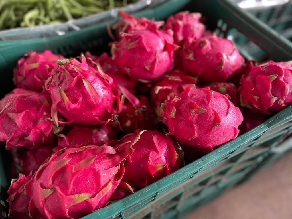 Maracujá e cenoura registram alta, mas safra contribui para preços atrativos da lichia e da pitaya