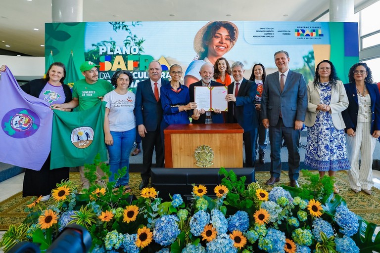 "Tudo o que se planta no Brasil, dá", diz Lula ao lançar Plano Safra com o maior volume de recursos para a agricultura familiar