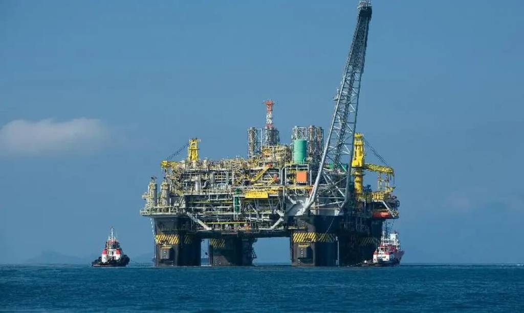 Petróleo fecha em queda em meio a temores sobre possível aumento da oferta pela Opep+