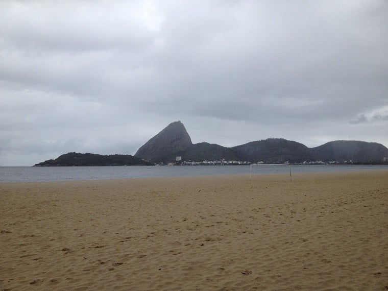 Frente fria provoca chuva nas praias de SP e do RJ no fim de semana