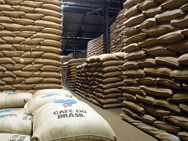 Brasil deixa de receber R$ 1,1 bi com a permanência de 1.542 contêineres de café parados nos portos em julho