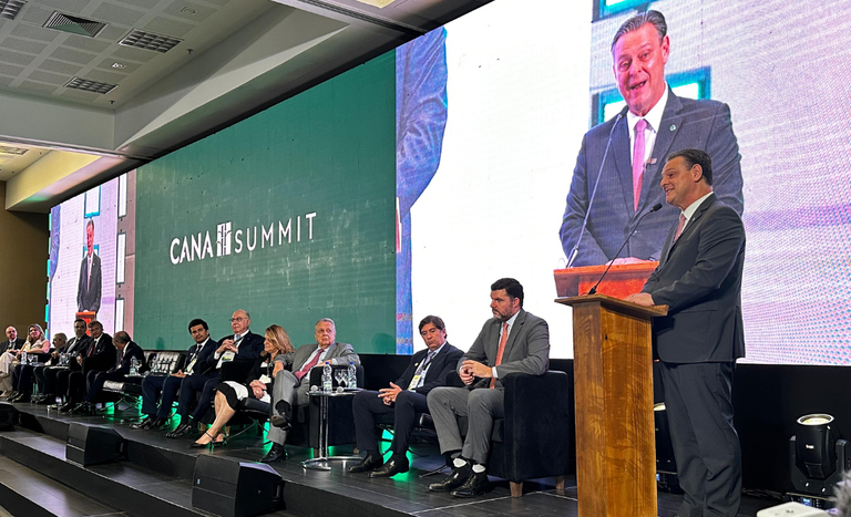 Ministro Carlos Fávaro participa da abertura do Cana Summit em Brasília