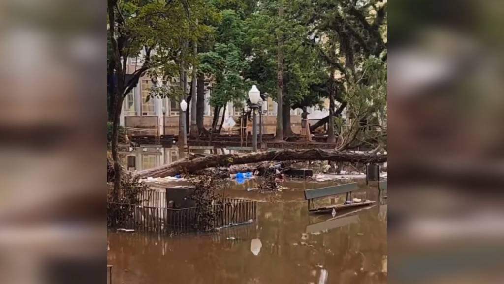 Nível do Guaíba volta a baixar e limpeza continua em Porto Alegre