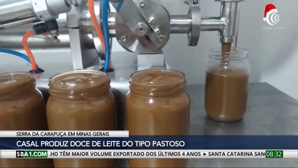 Casal produz doce de leite pastoso na Serra de Carapuça em Minas Gerais