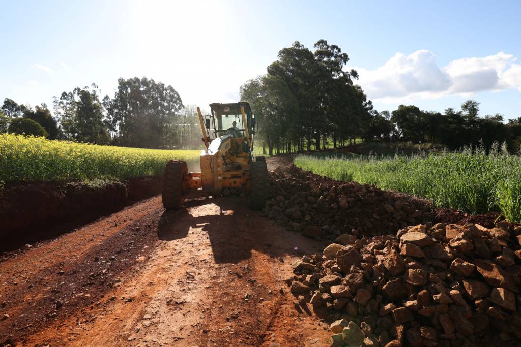 Logística: governo gaúcho firma convênio de R$ 105,2 milhões para recuperar estradas vicinais