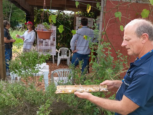 Expointer 2025: Espaço da Agricultura de Base Ecológica ensina método de captura de microorganismos eficientes