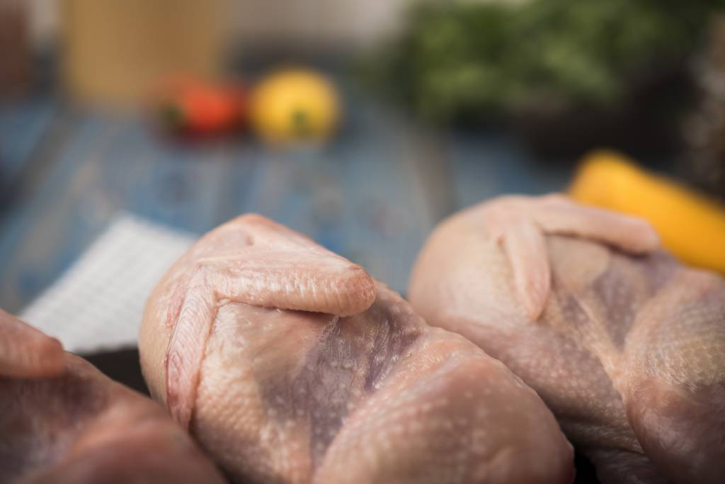 Frango congelado sobe 6,1% até novembro e animal vivo tem alta de 7%