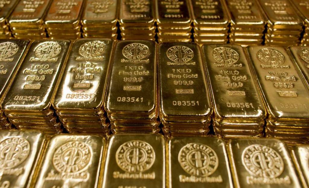 Ouro fecha em queda com cautela antes da ata do Fed e dados de inflação dos EUA