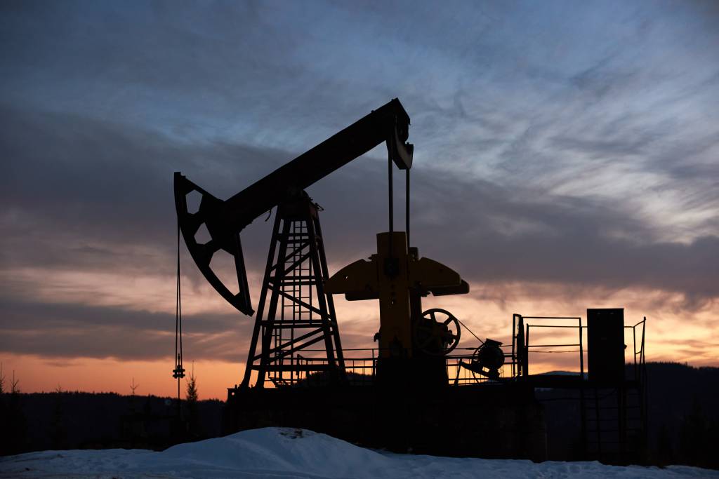 Petróleo fecha em forte alta em meio à notícia sobre evacuação de embaixada dos EUA no Iraque