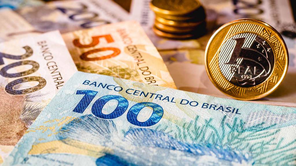 Real perde com queda de commodities e dólar forte, após ganhos por carry trade