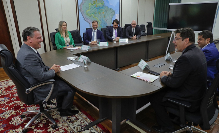 Ministro Fávaro reúne-se com representantes da Sucos BR, para debater sobre ações de fomento para o setor